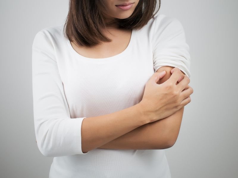 ansiedade causa coceira no corpo